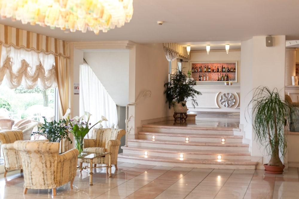Universal Hotel 4*